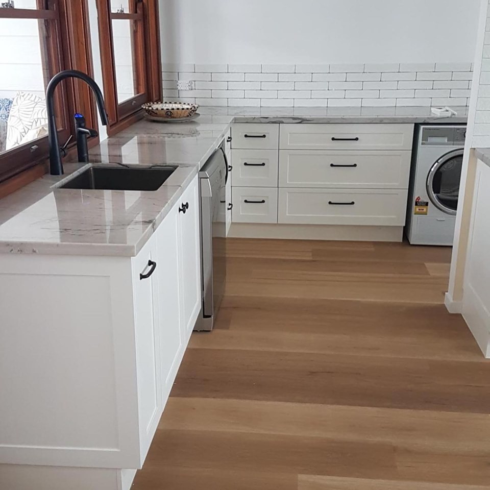 Inspiration for a large traditional galley utility room in Sunshine Coast with a single-bowl sink, shaker cabinets, white cabinets and quartz worktops.