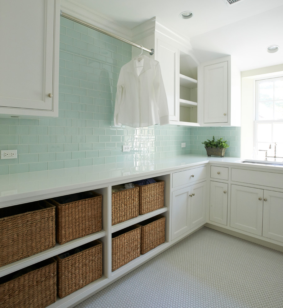 Bild på en lantlig vita vitt tvättstuga enbart för tvätt, med en undermonterad diskho, vita skåp, bänkskiva i koppar, gröna väggar, klinkergolv i keramik, en tvättmaskin och torktumlare bredvid varandra, vitt golv och luckor med profilerade fronter