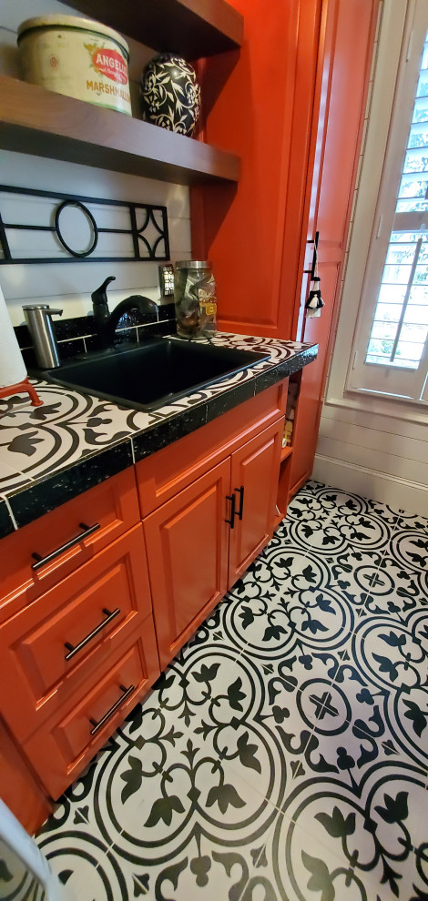 Mittelgroße Stilmix Waschküche mit Küchenrückwand in Schwarz, Rückwand aus Keramikfliesen, Porzellan-Bodenfliesen, Waschmaschine und Trockner gestapelt und schwarzem Boden in Charlotte