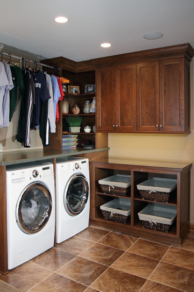 Example of a classic laundry room design in Milwaukee