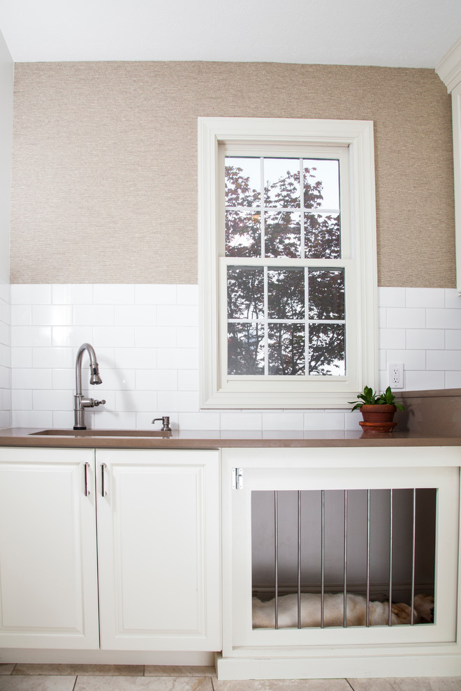 Bild på en mellanstor amerikansk l-formad tvättstuga enbart för tvätt, med skåp i shakerstil, vita skåp, beige väggar, klinkergolv i porslin, en tvättmaskin och torktumlare bredvid varandra och vitt golv