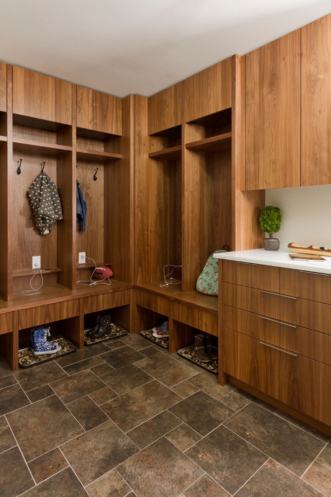 Mittelgroße Moderne Waschküche in L-Form mit flächenbündigen Schrankfronten, hellbraunen Holzschränken, Quarzwerkstein-Arbeitsplatte, grauer Wandfarbe und Porzellan-Bodenfliesen in Minneapolis
