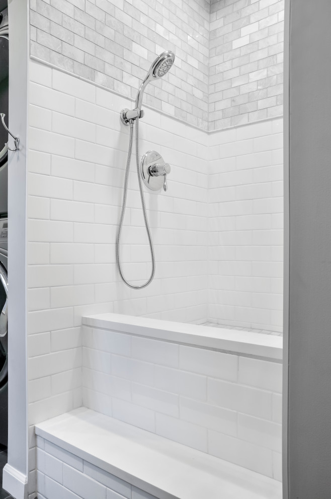 Inspiration för små klassiska badrum, med skåp i shakerstil, vita skåp, vita väggar, klinkergolv i porslin och grått golv