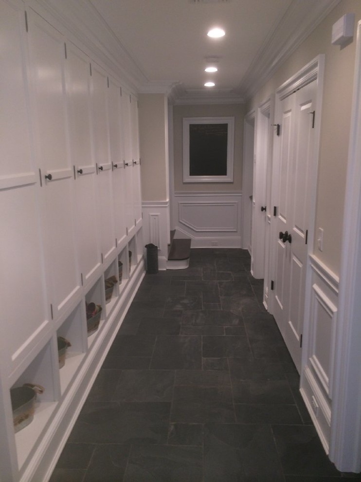 Foto de lavadero de galera clásico renovado grande con armarios estilo shaker, puertas de armario blancas y suelo de pizarra