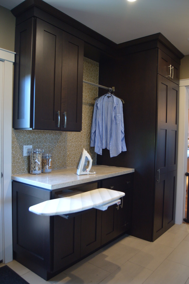 Ejemplo de cuarto de lavado de galera de estilo americano de tamaño medio con armarios estilo shaker y puertas de armario de madera en tonos medios