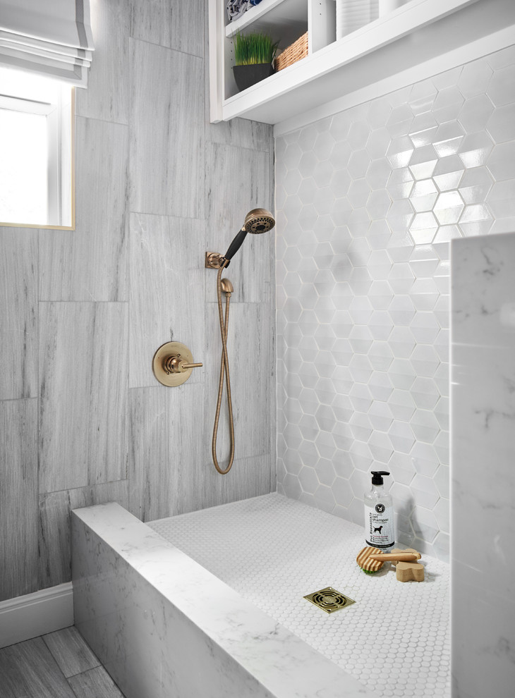 Inspiration pour une salle de bain traditionnelle de taille moyenne avec un placard à porte shaker, des portes de placard blanches, un mur bleu, un sol en carrelage de porcelaine et un sol gris.