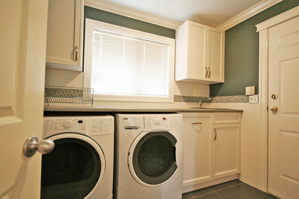 Einzeilige, Mittelgroße Urige Waschküche mit Waschbecken, Schrankfronten im Shaker-Stil, weißen Schränken, grüner Wandfarbe, Porzellan-Bodenfliesen und Waschmaschine und Trockner nebeneinander in Vancouver