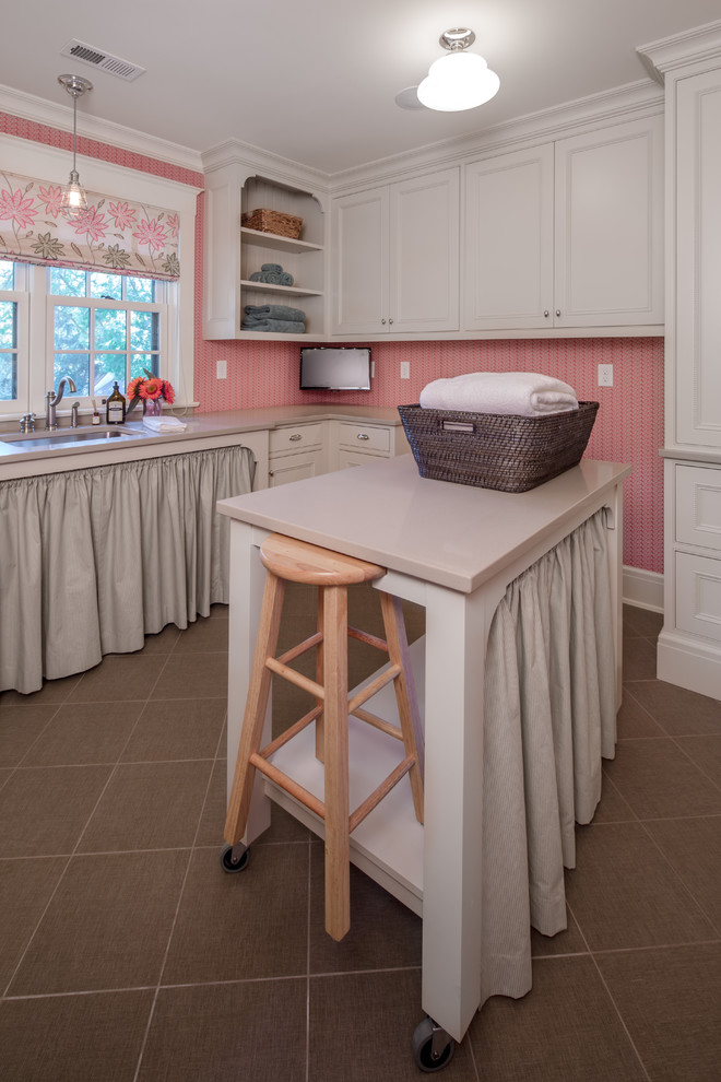 Inspiration för stora klassiska u-formade grovkök, med en undermonterad diskho, vita skåp, bänkskiva i koppar, rosa väggar, klinkergolv i keramik, en tvättmaskin och torktumlare bredvid varandra och luckor med infälld panel