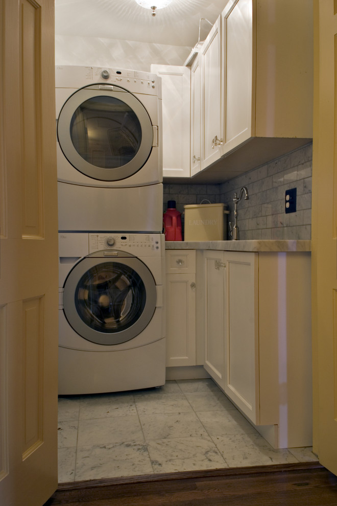 Idéer för att renovera en liten vintage l-formad tvättstuga enbart för tvätt, med en undermonterad diskho, luckor med infälld panel, vita skåp, marmorbänkskiva, vita väggar, marmorgolv och en tvättpelare