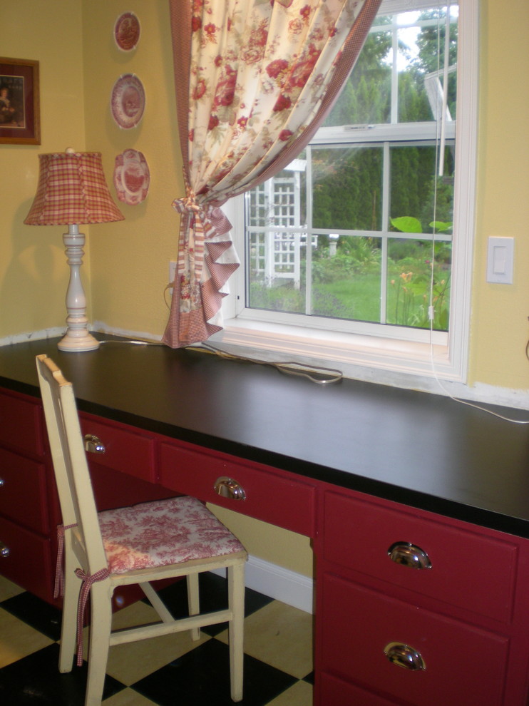 Example of a classic laundry room design in Portland