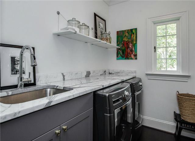 Foto de cuarto de lavado moderno de tamaño medio con puertas de armario grises, encimera de mármol y lavadora y secadora juntas