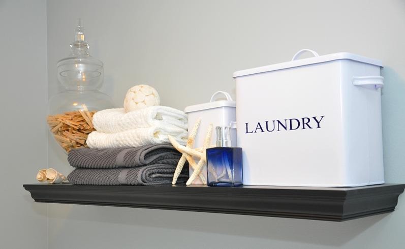 Example of a classic laundry room design in Toronto