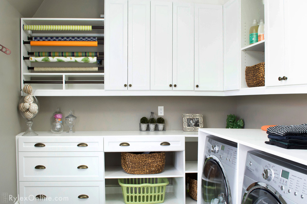 Foto de cuarto de lavado en L clásico de tamaño medio con armarios estilo shaker, puertas de armario blancas, paredes grises y lavadora y secadora juntas