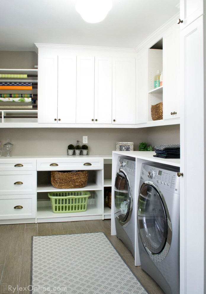 Immagine di una sala lavanderia chic di medie dimensioni con ante in stile shaker, ante bianche, pareti grigie e lavatrice e asciugatrice affiancate