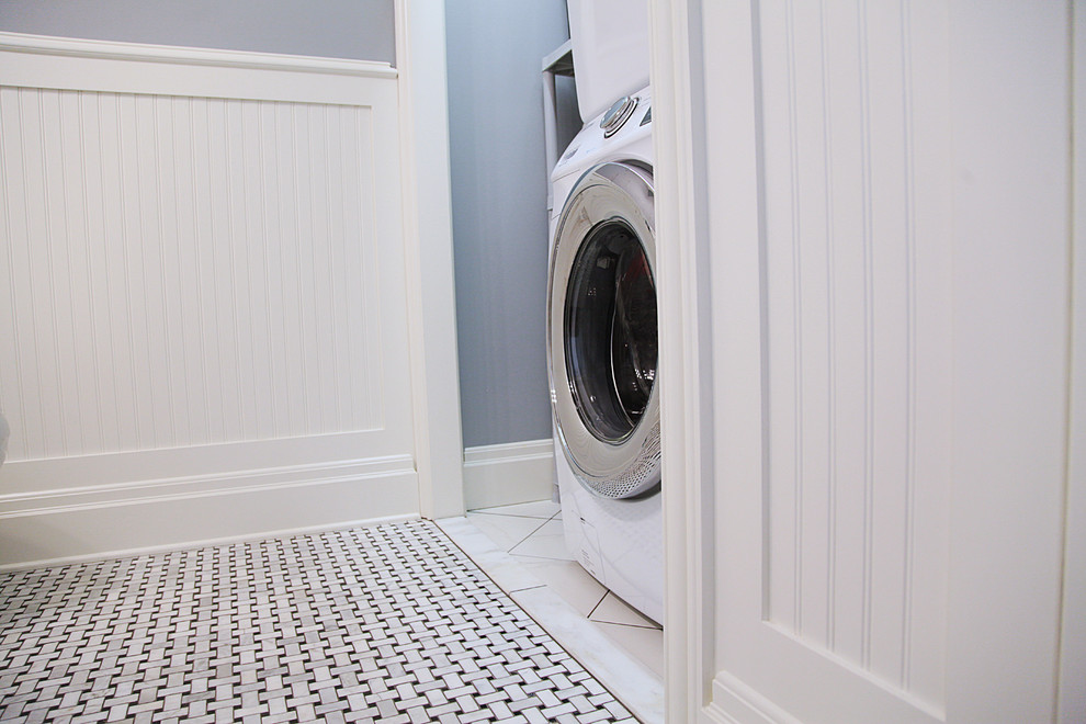 Esempio di una lavanderia tradizionale di medie dimensioni con pavimento in marmo