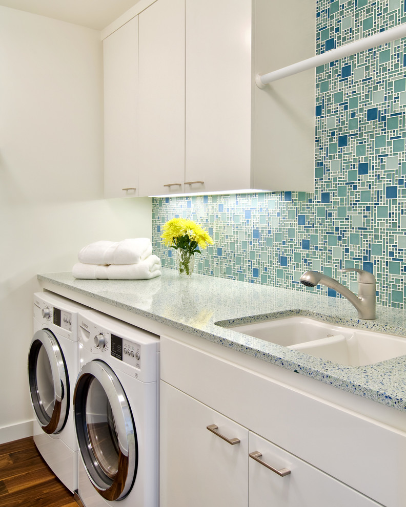 Foto di una lavanderia minimal con lavello a doppia vasca, ante lisce, ante bianche, top alla veneziana, lavatrice e asciugatrice affiancate, top turchese e pareti bianche
