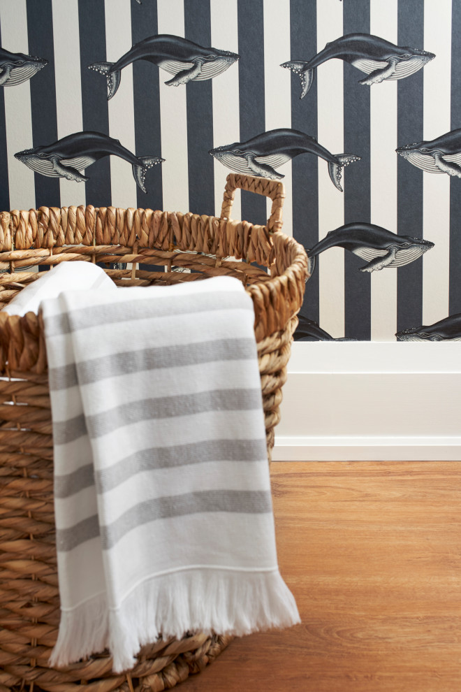 Exempel på en mellanstor modern grå l-formad grått tvättstuga enbart för tvätt, med en enkel diskho, skåp i shakerstil, vita skåp, bänkskiva i kvarts, vitt stänkskydd, stänkskydd i porslinskakel, vita väggar, mellanmörkt trägolv, en tvättpelare och brunt golv