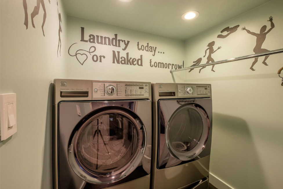 ロサンゼルスにある小さなエクレクティックスタイルのおしゃれな洗濯室 (スレートの床、左右配置の洗濯機・乾燥機) の写真