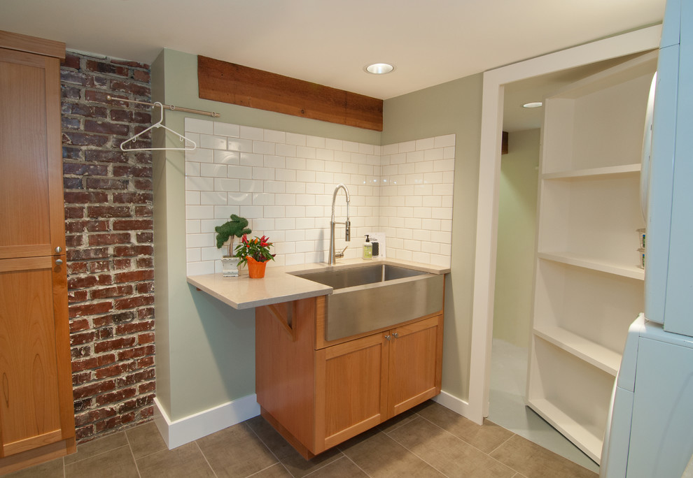 シアトルにあるトラディショナルスタイルのおしゃれな家事室 (淡色木目調キャビネット、御影石カウンター、緑の壁、上下配置の洗濯機・乾燥機) の写真