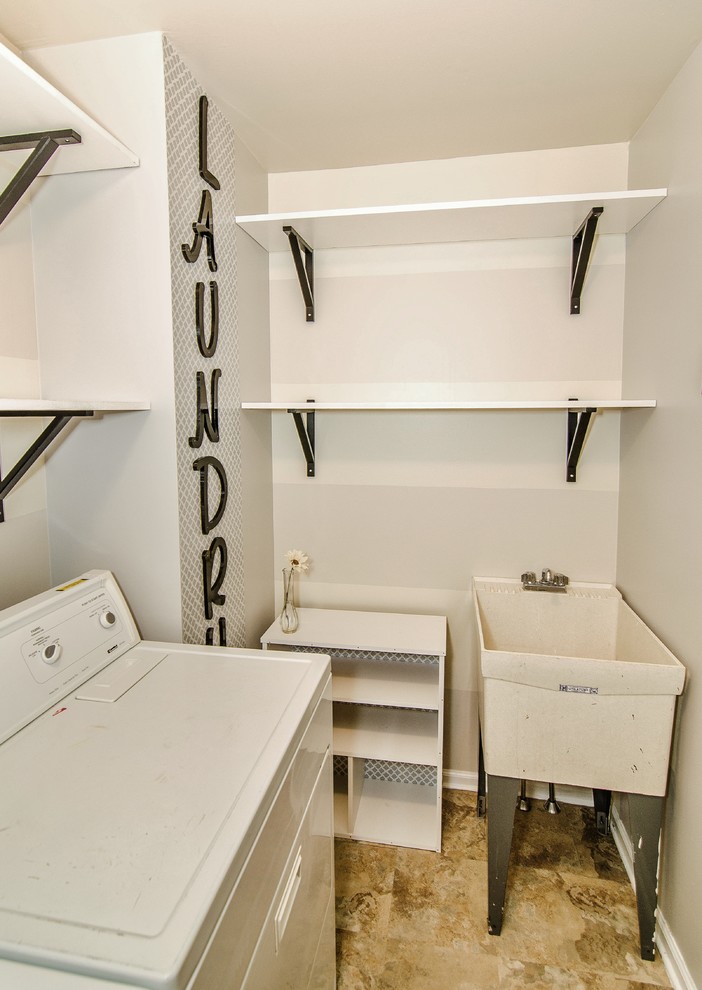 Idee per una piccola sala lavanderia classica con lavatoio, pareti grigie, pavimento in vinile e lavatrice e asciugatrice affiancate