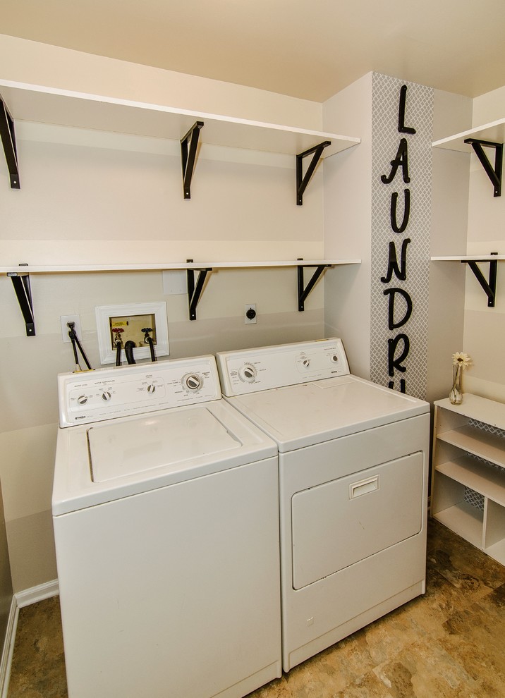 Bild på en liten vintage tvättstuga enbart för tvätt, med en allbänk, grå väggar, vinylgolv och en tvättmaskin och torktumlare bredvid varandra