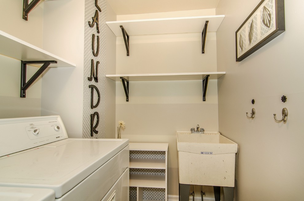 Foto di una piccola sala lavanderia chic con lavatoio, pareti grigie, pavimento in vinile e lavatrice e asciugatrice affiancate