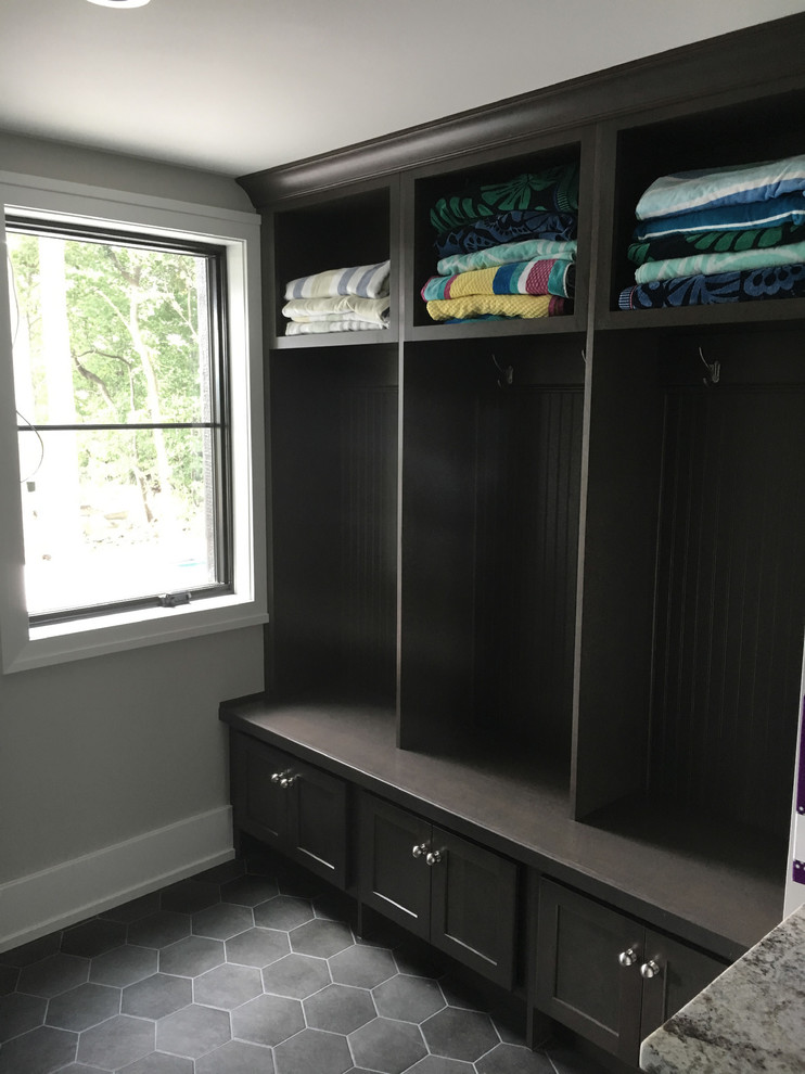 Imagen de lavadero multiusos moderno grande con armarios estilo shaker, puertas de armario grises, paredes grises, suelo de baldosas de cerámica y suelo gris