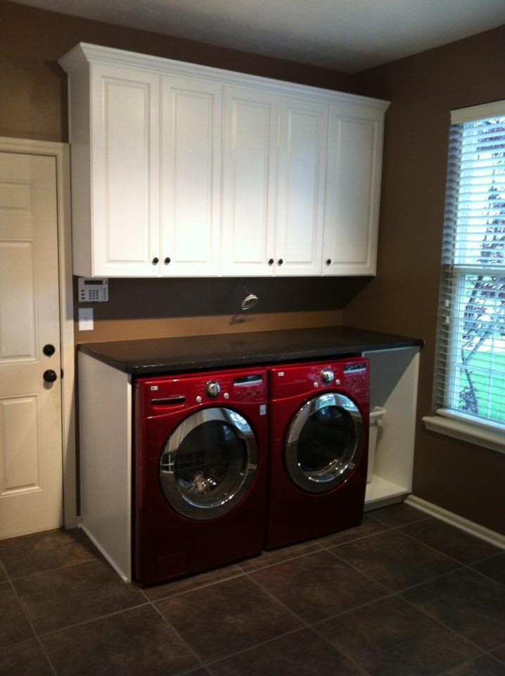 Example of a classic laundry room design in Indianapolis