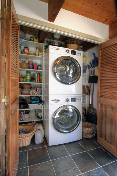 Esempio di un piccolo ripostiglio-lavanderia chic con lavatrice e asciugatrice a colonna