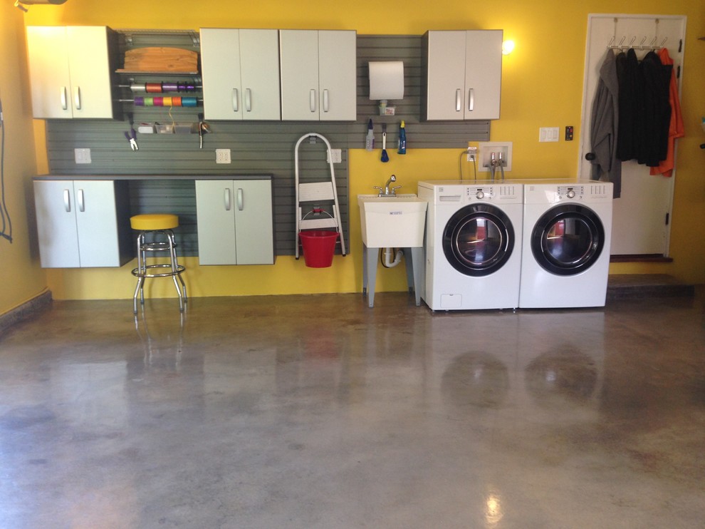 Immagine di una lavanderia minimalista di medie dimensioni
