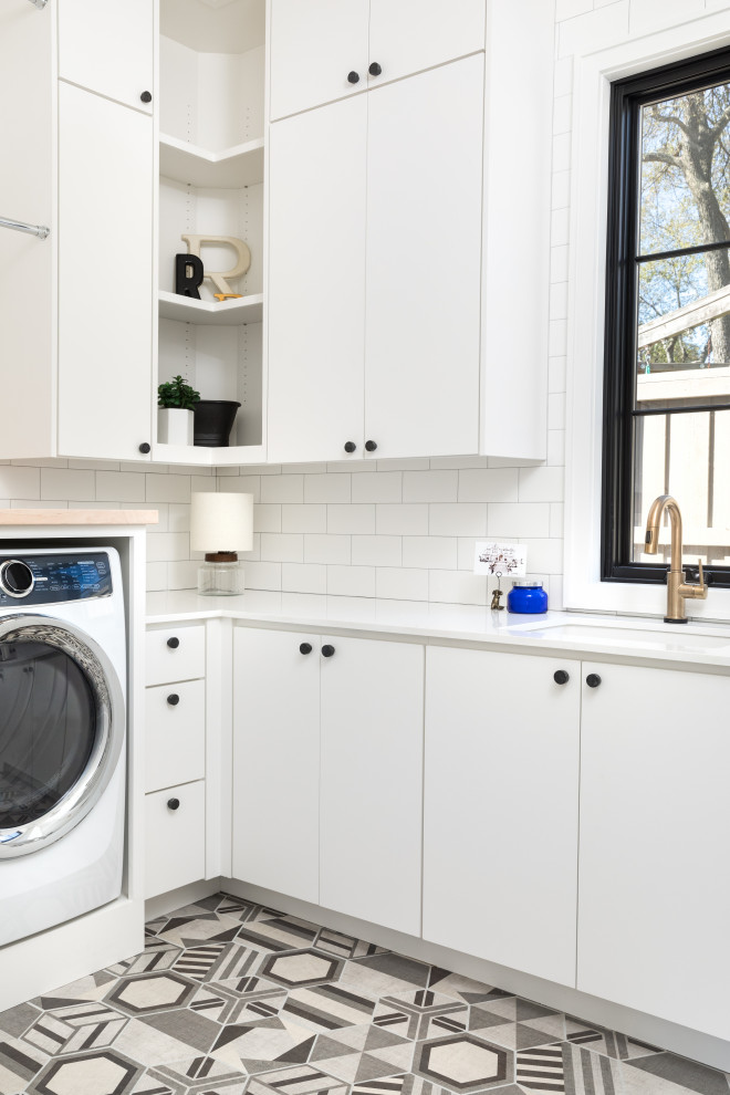 Idéer för vintage l-formade vitt tvättstugor enbart för tvätt, med en undermonterad diskho, släta luckor, vita skåp och grått golv