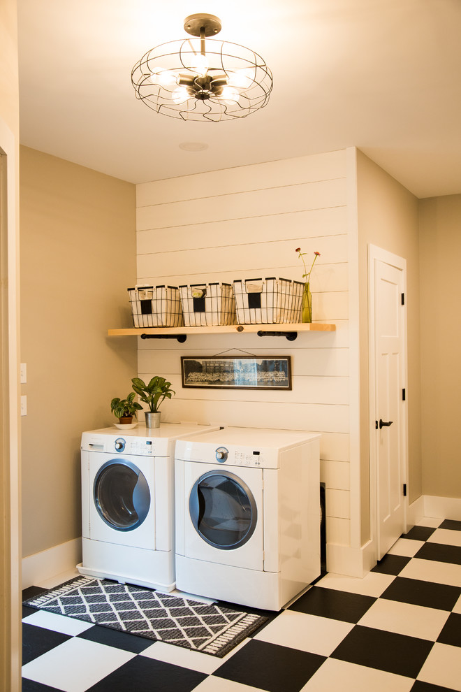 Inspiration för en liten lantlig linjär tvättstuga enbart för tvätt, med en dubbel diskho, beige väggar, vinylgolv, en tvättmaskin och torktumlare bredvid varandra och flerfärgat golv