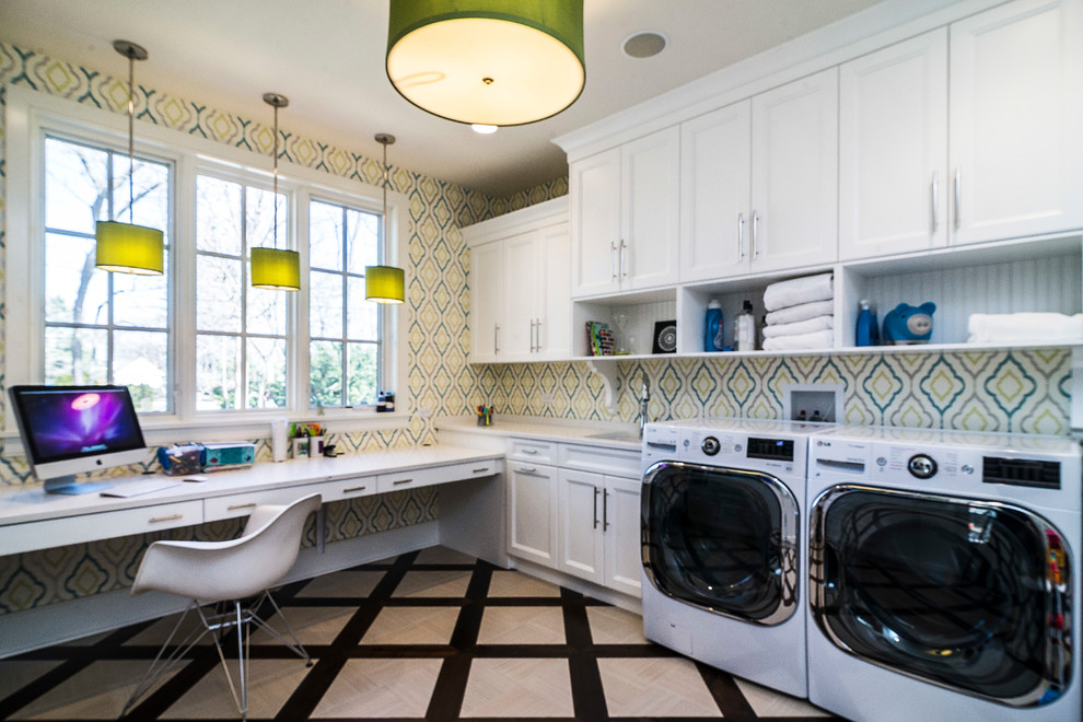 Immagine di una lavanderia multiuso classica con ante in stile shaker, ante bianche, pareti multicolore, lavatrice e asciugatrice affiancate, pavimento multicolore e top bianco