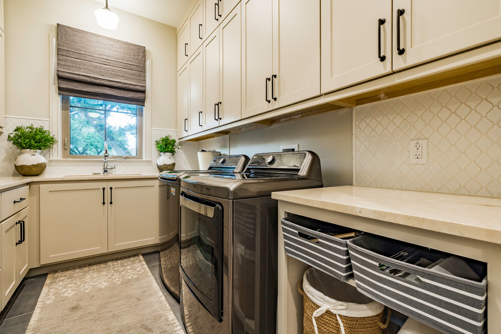 Diseño de cuarto de lavado en U, de estilo de casa de campo, de tamaño medio, con fregadero bajoencimera, armarios estilo shaker, puertas de armario beige, encimera de cuarzo compacto, paredes beige, lavadora y secadora juntas y encimeras beige