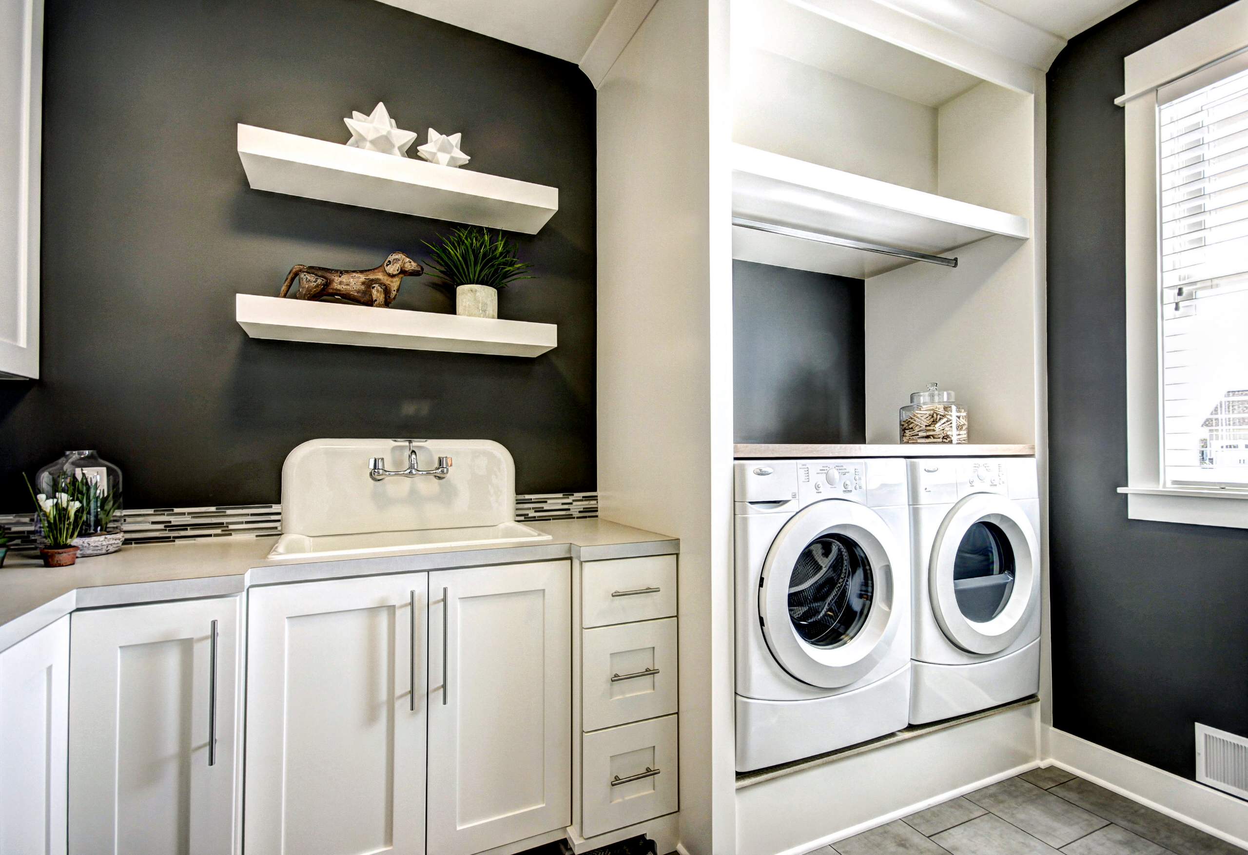 75 Beautiful Utility Room with Black Walls Ideas and Designs - April 2024 |  Houzz UK
