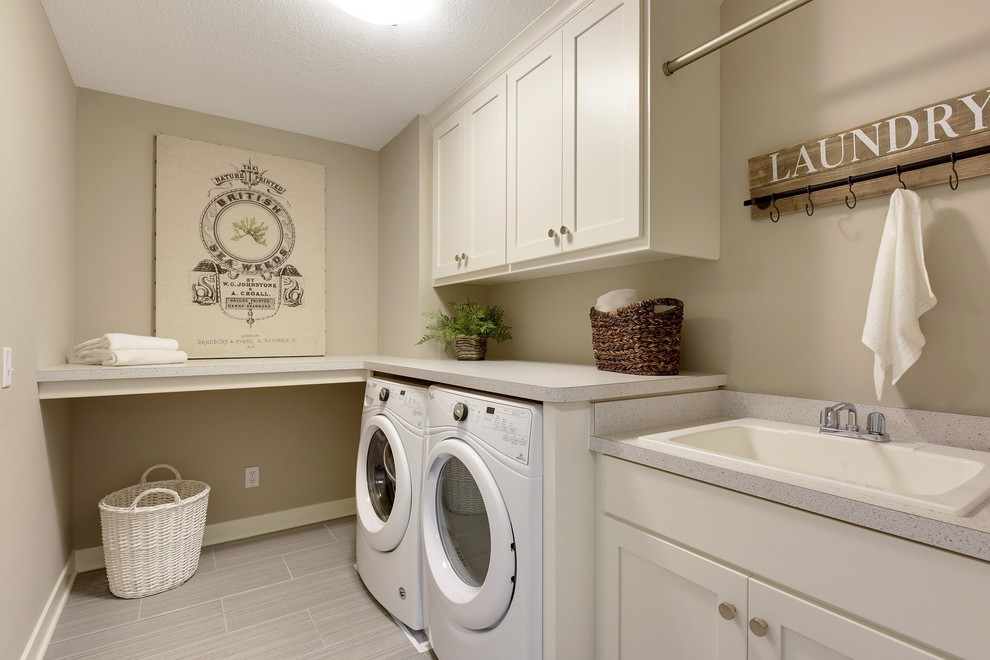 Esempio di una sala lavanderia classica di medie dimensioni con lavello da incasso, ante in stile shaker, top in laminato, pareti grigie, pavimento con piastrelle in ceramica, lavatrice e asciugatrice affiancate, pavimento grigio e top grigio
