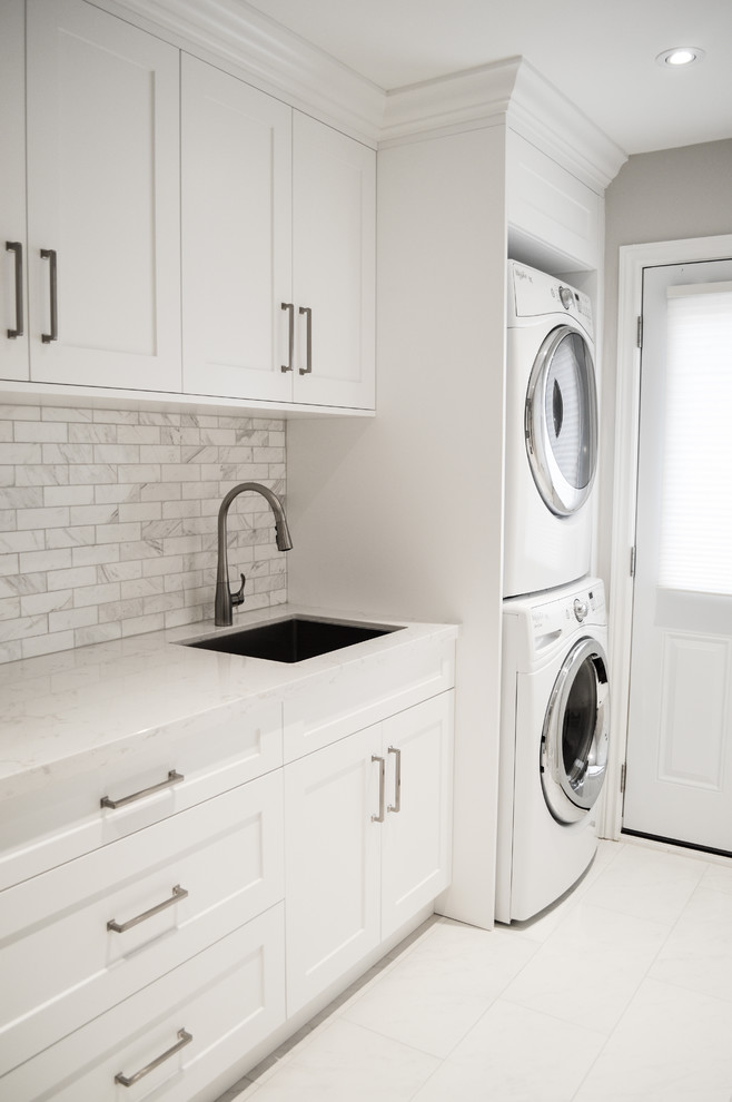 Idéer för en liten klassisk vita linjär tvättstuga enbart för tvätt, med en undermonterad diskho, skåp i shakerstil, vita skåp, bänkskiva i kvarts, grå väggar, klinkergolv i porslin och en tvättpelare