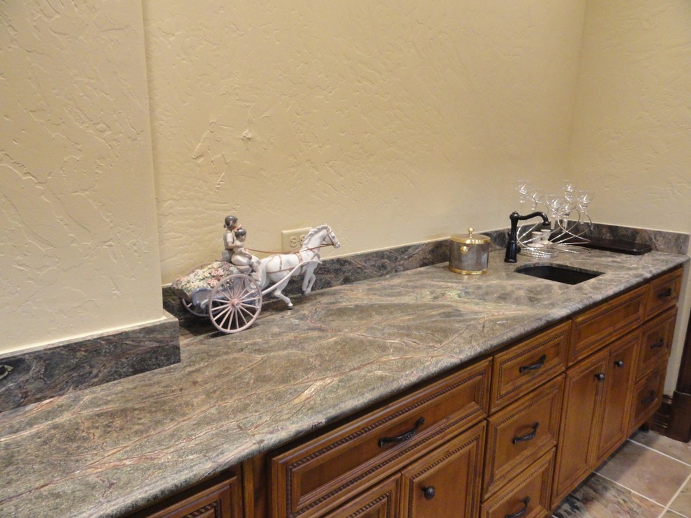 Example of a classic laundry room design in Dallas