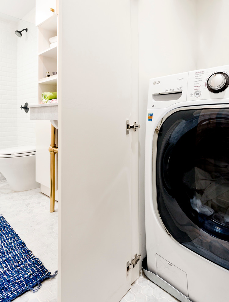 Inspiration för små moderna parallella små tvättstugor, med vita väggar, klinkergolv i porslin och en tvättmaskin och torktumlare bredvid varandra