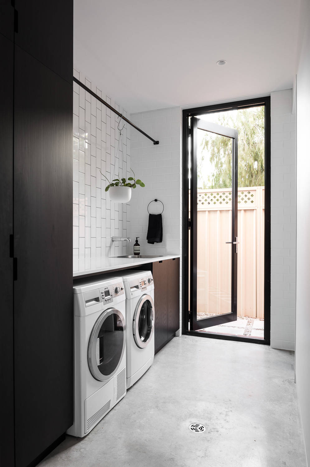 75 Beautiful Industrial Utility Room Ideas and Designs - February 2023 |  Houzz UK