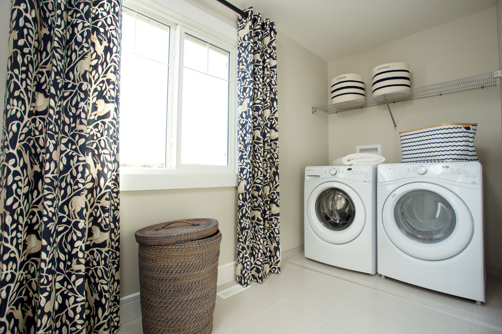 Immagine di una lavanderia chic con pareti grigie, pavimento con piastrelle in ceramica e lavatrice e asciugatrice affiancate