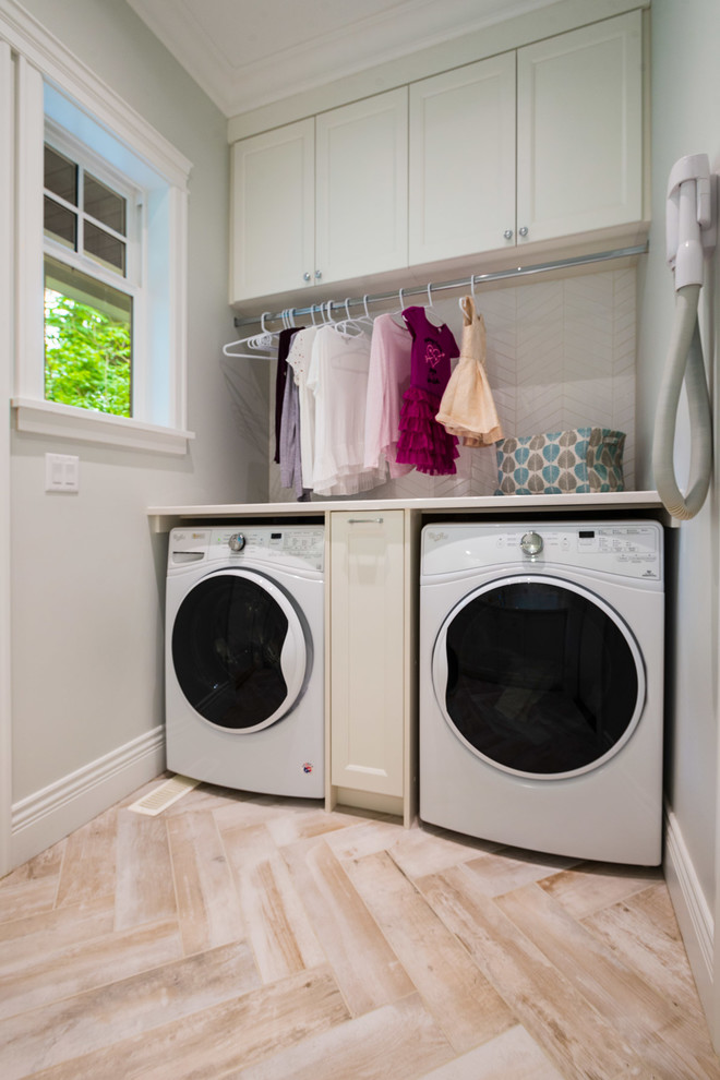 Idéer för mellanstora vintage parallella vitt tvättstugor enbart för tvätt, med en undermonterad diskho, luckor med infälld panel, vita skåp, bänkskiva i kvarts, grå väggar, klinkergolv i porslin, en tvättmaskin och torktumlare bredvid varandra och beiget golv