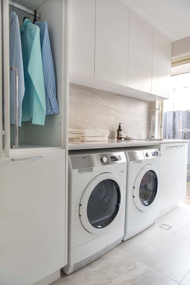 パースにある北欧スタイルのおしゃれな洗濯室 (白いキャビネット、フラットパネル扉のキャビネット) の写真