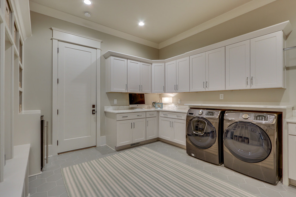 Landhaus Waschküche mit Schrankfronten im Shaker-Stil, weißen Schränken, Marmor-Arbeitsplatte, Waschmaschine und Trockner nebeneinander und weißer Arbeitsplatte in Nashville
