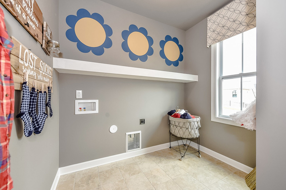 Einzeilige, Kleine Country Waschküche mit grauer Wandfarbe und Porzellan-Bodenfliesen in Charlotte