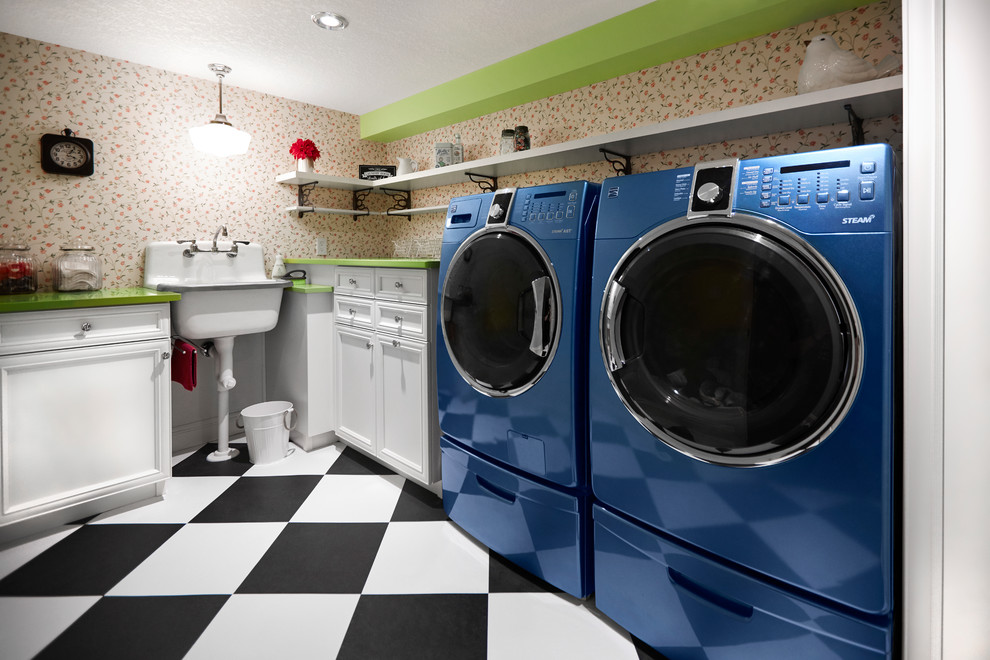 Diseño de lavadero multiusos y en L bohemio de tamaño medio con pila para lavar, armarios estilo shaker, puertas de armario blancas, paredes multicolor y lavadora y secadora juntas