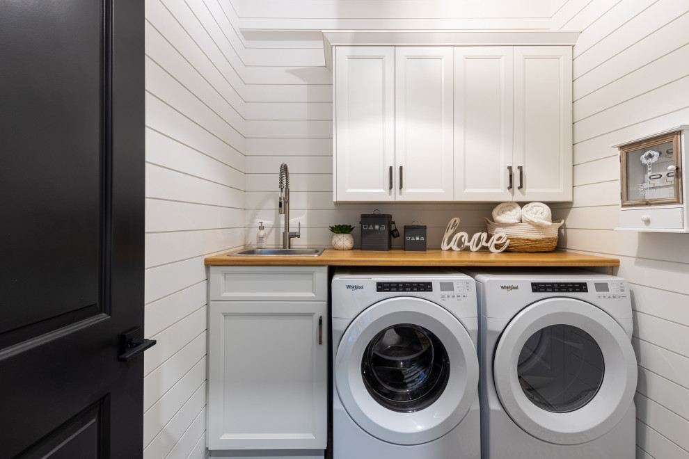 Idéer för mellanstora vintage linjära beige tvättstugor enbart för tvätt, med vita skåp, laminatbänkskiva, vita väggar, en tvättmaskin och torktumlare bredvid varandra, en nedsänkt diskho och luckor med infälld panel
