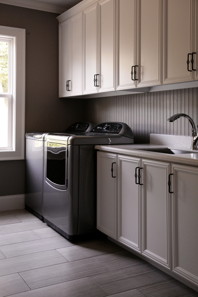 Idéer för mellanstora vintage parallella tvättstugor enbart för tvätt, med en undermonterad diskho, luckor med infälld panel, vita skåp, bänkskiva i koppar, grå väggar, klinkergolv i porslin och en tvättmaskin och torktumlare bredvid varandra