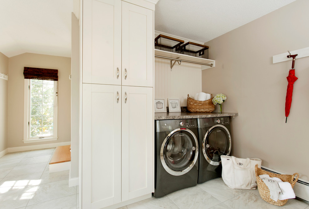 Idee per una lavanderia chic con ante in stile shaker, ante bianche, top in laminato, pavimento in gres porcellanato, lavatrice e asciugatrice affiancate e pareti beige