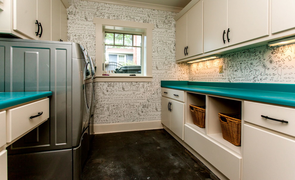他の地域にあるトランジショナルスタイルのおしゃれなランドリールーム (コンクリートの床、ターコイズのキッチンカウンター) の写真
